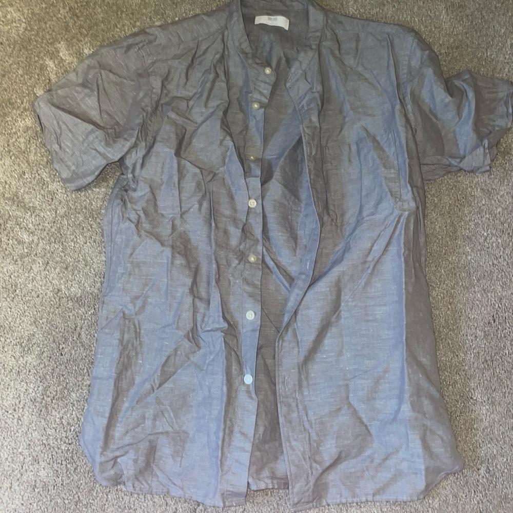 Uniqlo men’s small gray linen short sleeve button down with mandarin collar